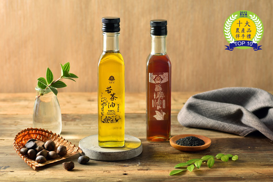 賴記油禮真好禮盒，內容含低溫鮮榨苦茶油與嚴選黑麻油共兩瓶，年節送禮健康首選