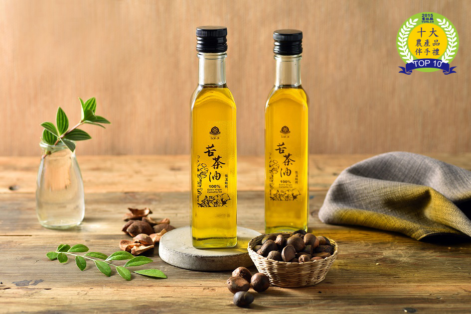 賴記油禮真好禮盒，內容含低溫鮮榨苦茶油共兩瓶，年節送禮健康首選
